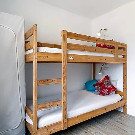 Hostel Sunshine - From 18 To 40 Years Only - Youth *
